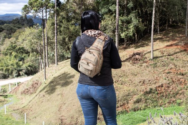 Pessoa caminhando em uma trilha na floresta