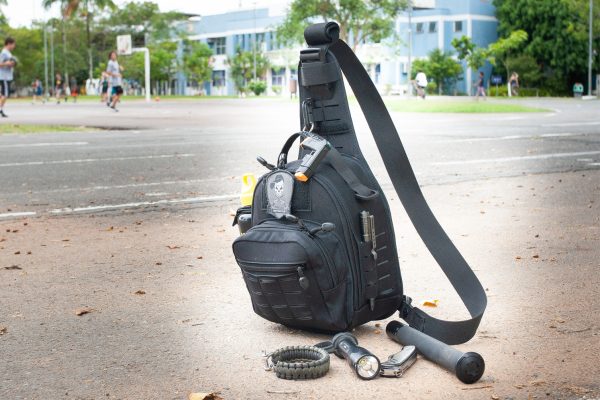 Mochila tática e equipamentos em quadra de esportes