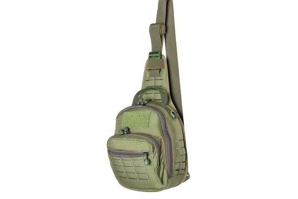 Mochila tática verde compacta com alças ajustáveis.