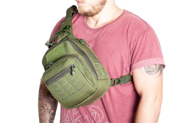 Homem com mochila tática verde no peito