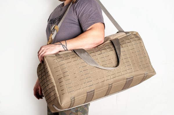 Pessoa com bolsa de viagem beige