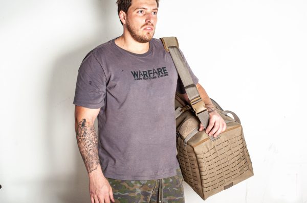 Homem com bolsa de camuflagem no ombro.