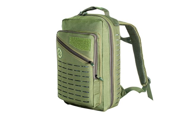 Mochila verde com vários compartimentos.