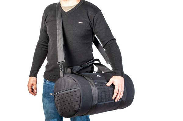 Homem com bolsa de viagem preta