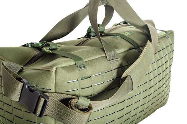 Bolsa militar verde com alças robustas.