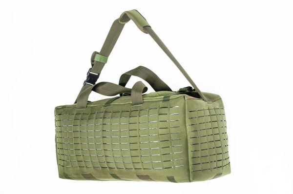 Bolsa verde de ombro com alça ajustável.