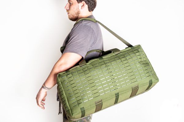 Homem com bolsa militar verde no ombro