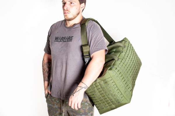 Homem com bolsa verde grande no ombro