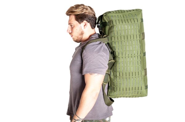 Homem com mochila verde militar.