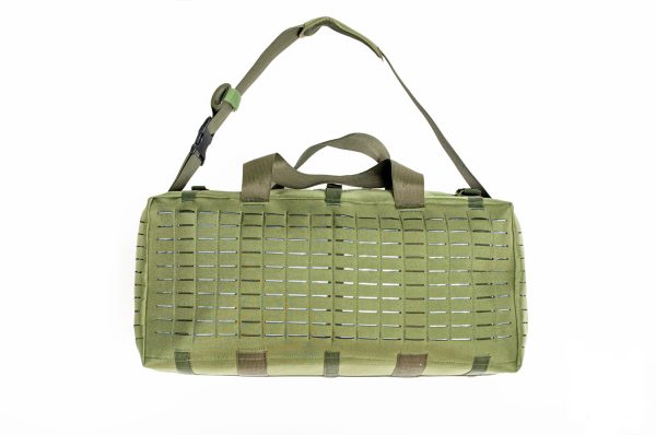 Bolsa tática verde oliva com alça ajustável.