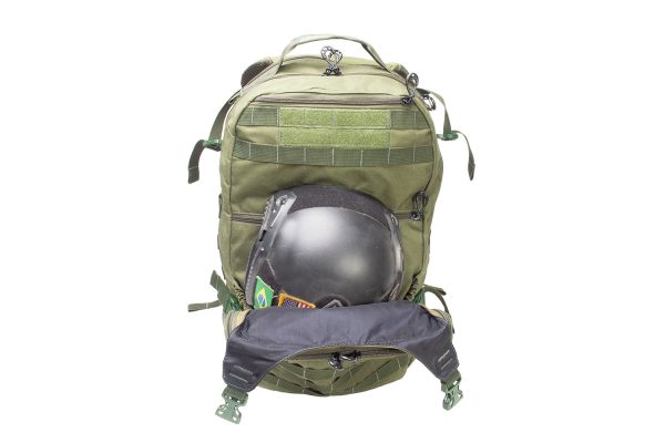 Mochila verde com capacete militar na frente