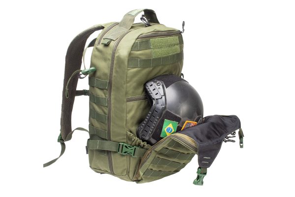 Mochila verde com capacete preto