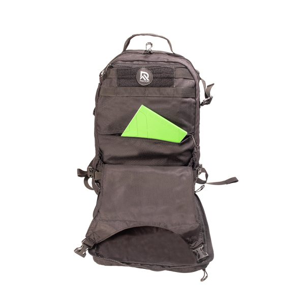 Mochila preta aberta com um caderno verde