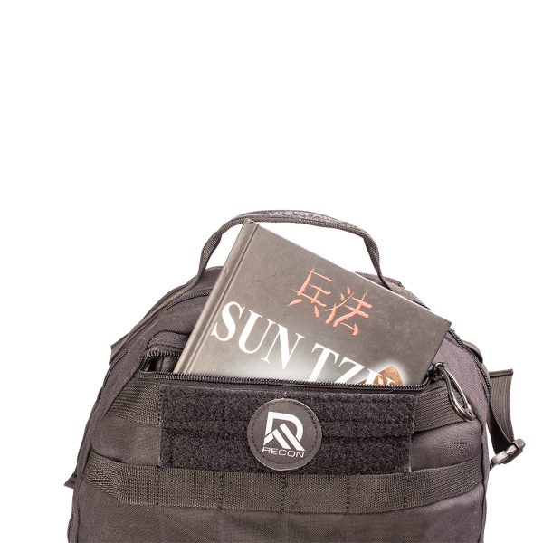 Livro na mochila com logo da Recon.